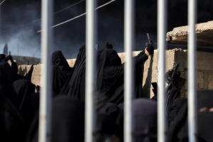 أطفال ونساء بين الأسلاك الشائكة.. مخيم الهول يدخل مرحلة جديدة من الغموض