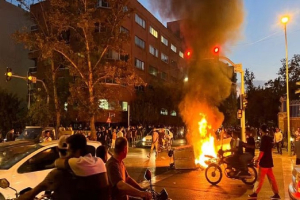 تصاعد الغضب.. الاحتجاجات الإيرانية تتواصل وسط تزايد القمع وسقوط ضحايا