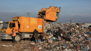 لتفادي المخاطر الصحية.. الأونروا تجمع 5000 طن من النفايات في غزة خلال أسبوعين