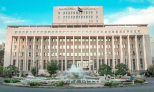 سنوات خارج النظام المالي العالمي.. كيف غيّرت العقوبات حياة السوريين اليومية؟