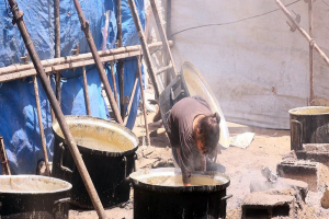 "ميس".. طفلة تبحث عن وجبة عدس وسط طوابير الجوع في غزة