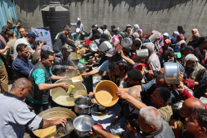 من صندوق الإغاثة إلى قيود الجغرافيا.. كيف تستخدم إسرائيل الوجبة سلاحاً للتهجير؟