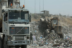 "نعيش وسط القمامة".. النفايات تحاصر النازحين وتفتك بالأطفال