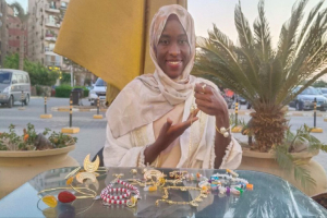 صمود بالخيط والنحاس.. "عفراء" لاجئة سودانية تحيك مستقبلاً أفضل بيديها
