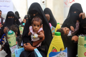 الأوبئة تتفشى.. أطفال اليمن يواجهون الكوليرا والدفتيريا واتهامات بعرقلة التحصين