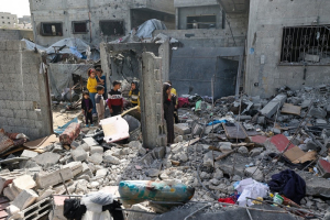 "سنعيش ونموت هنا".. الفلسطينيون يواجهون خطة إسرائيل للسيطرة على غزة