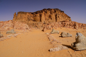 "جبل البركل".. مزار تاريخي حولته الحرب إلى مأوى للنازحين في السودان