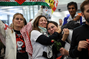 "عدنا من البحر ولن نصمت".. نشطاء أيرلنديون يروُون رحلة الاحتجاز في إسرائيل