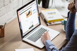 من الألم إلى التمكين.. نساء ليبيات يكسرن الصمت عبر المنصات الرقمية