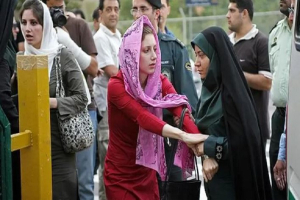 الحجاب والفساد في إيران.. عندما تتحول المرأة إلى شماعة للأزمات