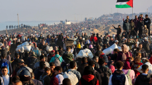 بدون وثائق.. شبكات غامضة وراء رحلات تهجير فلسطينيين من غزة للخارج تكشفها صحف إسرائيلية