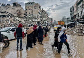 برد وغرق وأطفال يموتون.. مفوض الأونروا يحذّر من كارثة إنسانية في غزة