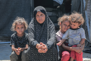 براءة يحاصرها الجوع.. أطفال غزة يهربون من القصف إلى المجهول