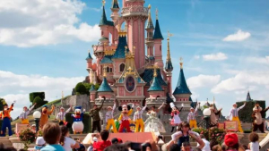 تتعلق بانتهاك الخصوصية.. ديزني تدفع 10 ملايين دولار لتسوية قضية "بيانات الأطفال"