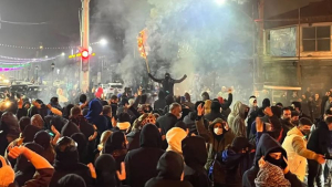 مع تصاعد الاحتجاجات.. ولي عهد إيران السابق يدعو للسيطرة لإضراب شامل