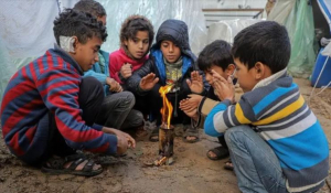 أطفال ومسنون يموتون من البرد.. منسق أطباء بلا حدود يحذر من كارثة إنسانية في غزة