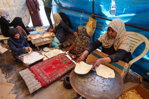 وسط الحصار.. سكان غزة يواجهون مأساة يومية مع خبز سريع التلف ودعم محدود