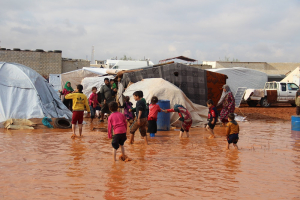 قتلى وخيام غارقة.. سيول اللاذقية تودي بحياة طفلين وتتحول إلى مأساة إنسانية