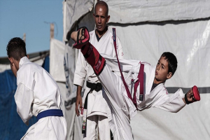 على رمال النزوح.. أطفال غزة يتمسكون برياضة الكاراتيه وسط الدمار