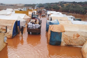 سيول إدلب تعيد مأساة المخيمات إلى الواجهة وتكشف هشاشة حياة النازحين