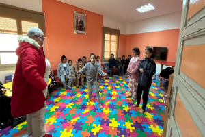 "سمسمة" تنتشل أطفال مراكش من سطوة الشاشات وتعيدهم إلى خشبة المسرح