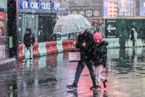 إغلاق المدارس وتعليق الرحلات في نيويورك وولايات مجاورة جراء عاصفة ثلجية