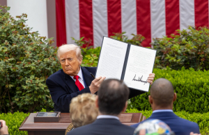 رسوم جمركية أمريكية جديدة تدخل حيز التنفيذ وسط جدل قانوني وسياسي