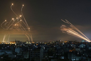 استهداف المنشآت المدنية.. الإعلام الغربي يوثق تطورات الصراع الإسرائيلي-الإيراني