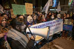 تصاعد الانتهاكات ضد صحفيات تركيا يثير مخاوف متزايدة على حرية الإعلام