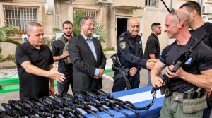 تسليح المدنيين في القدس.. 300 ألف رخصة سلاح جديدة تثير الجدل حول الأمن وحقوق الإنسان